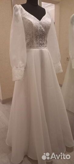 Свадебное платье новое 50 р молочного цвета