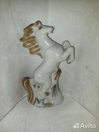 Коньфарфоровая статуэтка. Конь. Полонное. СССР