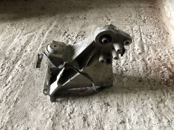 Кронштейн кабины передний Рено Премиум