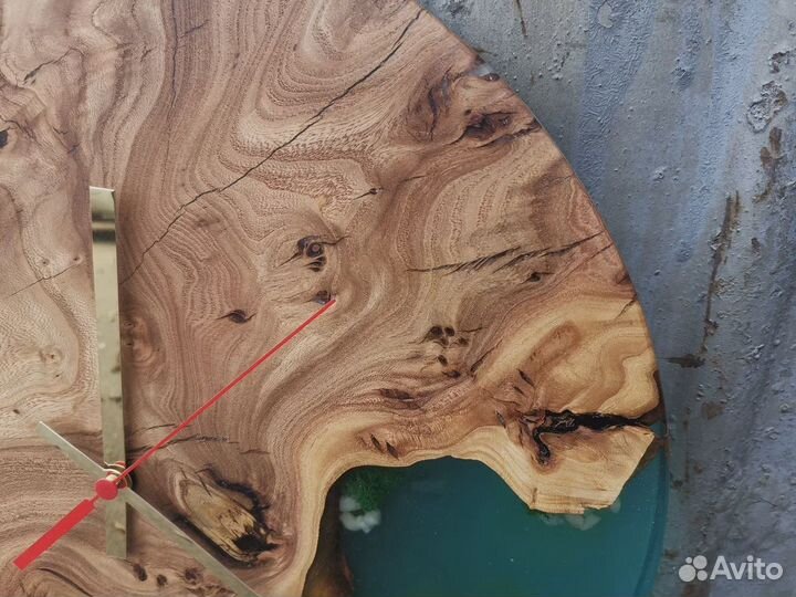 Часы из слэба карагача со мхом и песком