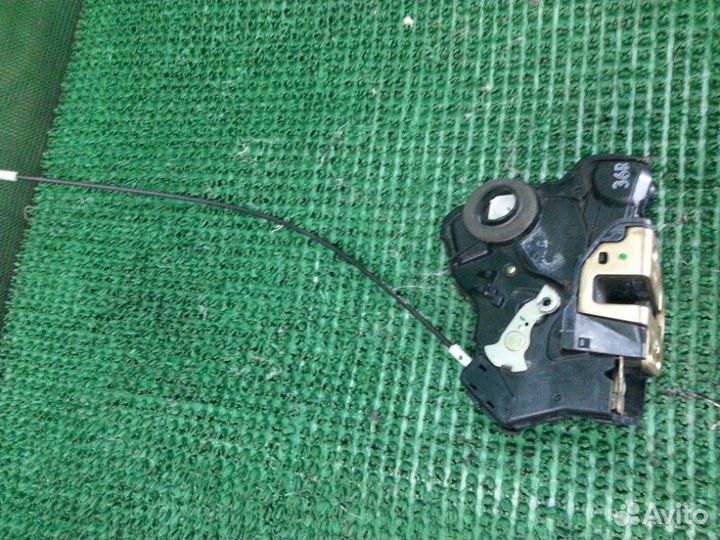 Замок двери передний правый Toyota Matrix ZZE132