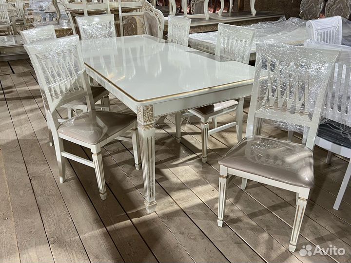 Стол и стулья