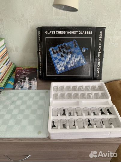 Шахматы рюмки на стеклянной доске подарочные