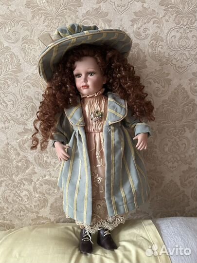 Кукла фарфоровая