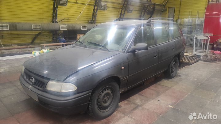 Opel Astra 1.6 МТ, 1997, битый, 300 000 км