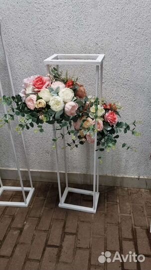 Стойки с цветами для украшения зала