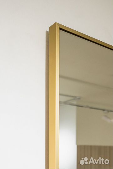 Зеркало прямоугольной формы золотое