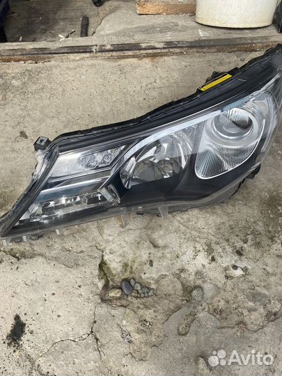 Фара на Toyota rav 4 40 2013 левая ксенон