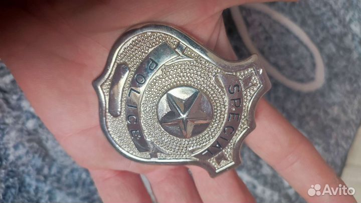 Полицейский жетон