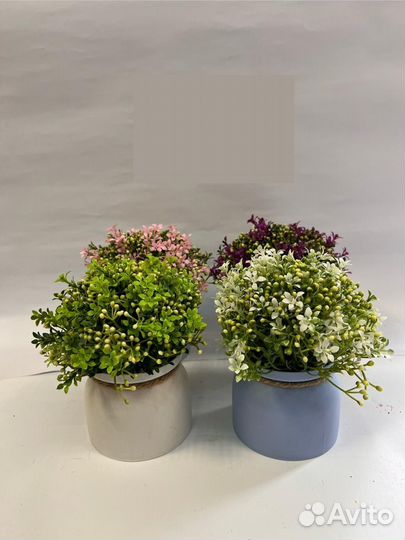 Искусственный цветы в горшке