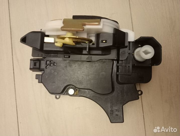 Замок двери mitsubishi L-200, outlander