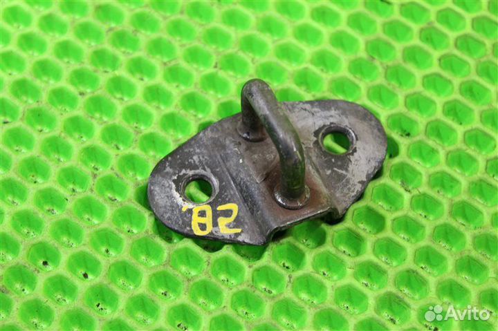 Петля замка багажника задняя Nissan Vanette SK82MN