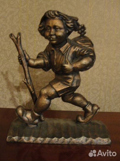 Фигурки, скульптуры