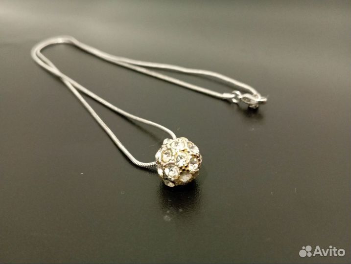 Круглый кулон с цепочкой из страз