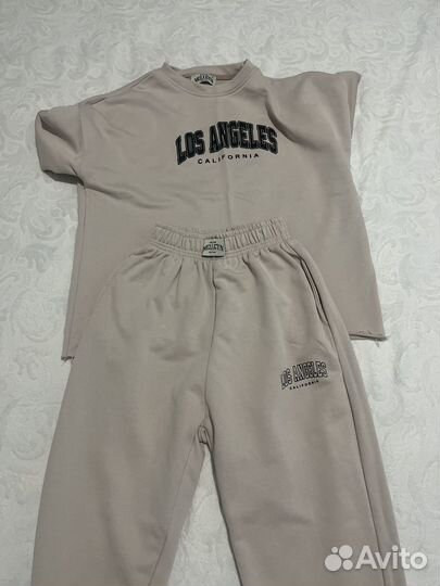 Спортивный бежевый костюм