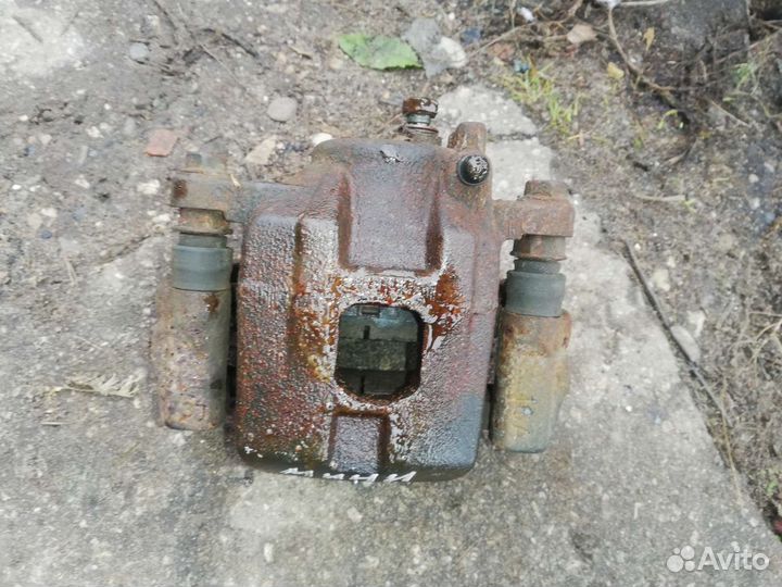 Суппорт передний правый Митсубиси Паджеро Мини 2