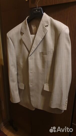 Мужской костюм светлый
