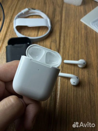 Airpods 2 Platinum Edition