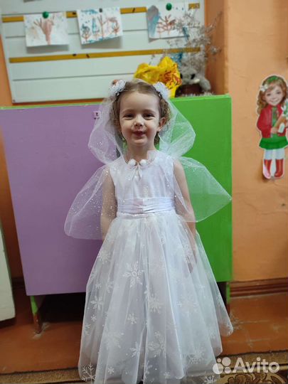 Продаю платье снежинки