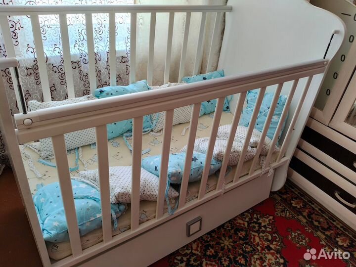 Детская кроватка с маятником и ящиком