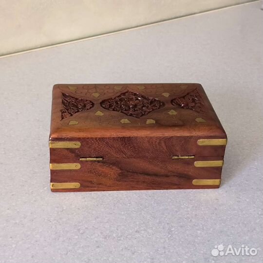 Резная шкатулка из розового дерева