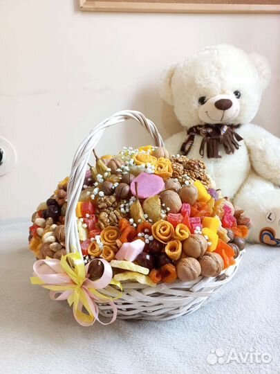 Букет в корзине из сухофруктов и орешков