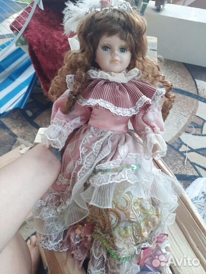 Кукла фарфоровая