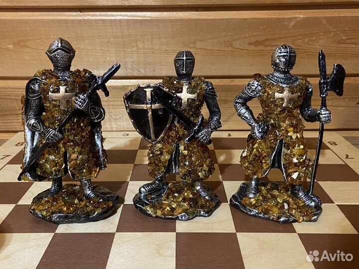 Настольная фигурка в янтаре