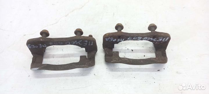 Скоба переднего суппорта Peugeot 607