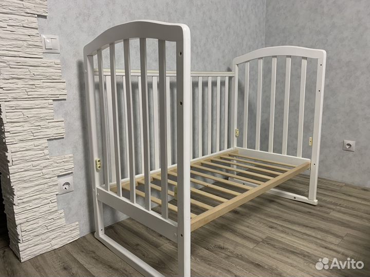 Детская кроватка с маятником