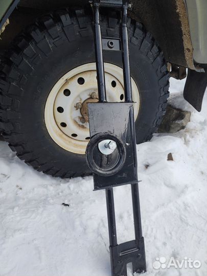 Крепление запасного колеса УАЗ