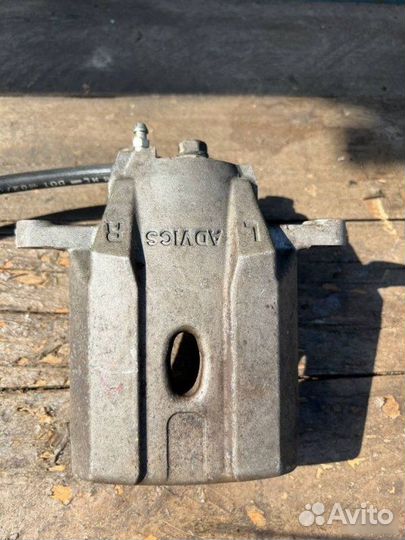 Суппорт передний правый Toyota Prius