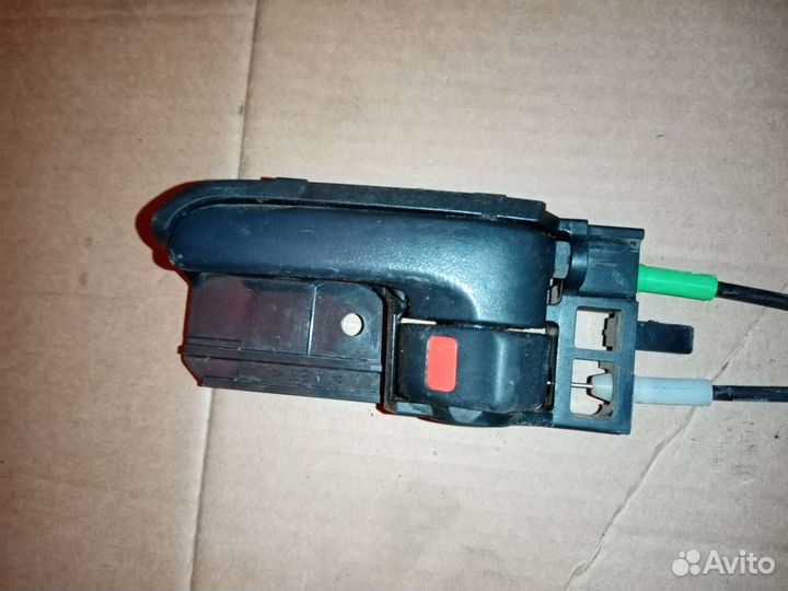 Замок двери задний левый Toyota Ist