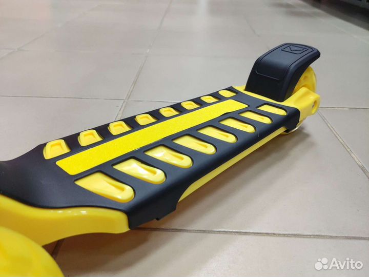 Самокат трехколесный TT Lambo желтый