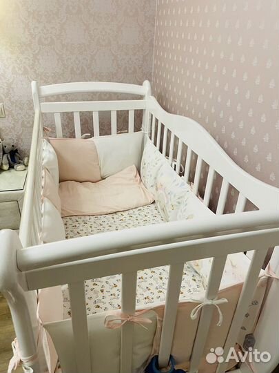 Детская кроватка с маятником и ящиком