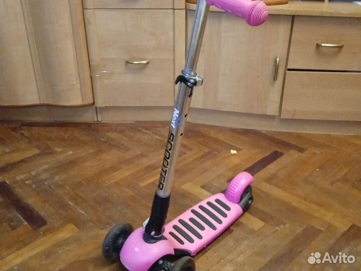 Трёхколёсный самокат фирмы Next