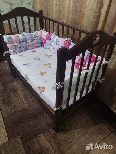 Детская кроватка с маятником и ящиком