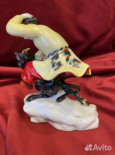Статуэтка фарфоровая лфз Вакула на черте