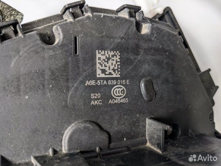 Замок двери задний правый Skoda Rapid 1.6 CWV 110