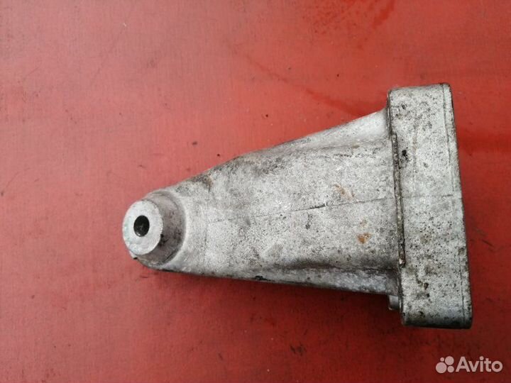 Кронштейн двигателя правый Mercedes-Benz E-Class