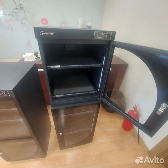 Шкаф с осушителем для фотоаппаратуры и объективов