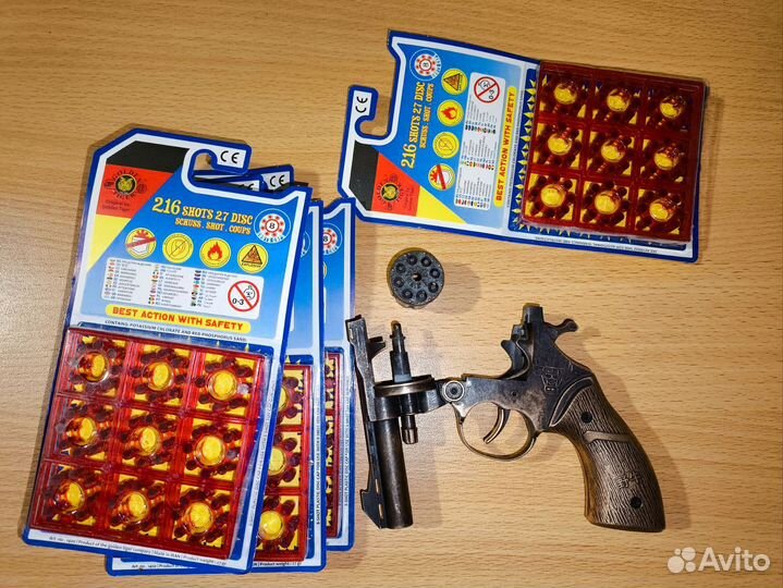 Настольная игра и пистолет с пистонами