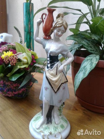 Девушка с кувшином. Английский фарфор