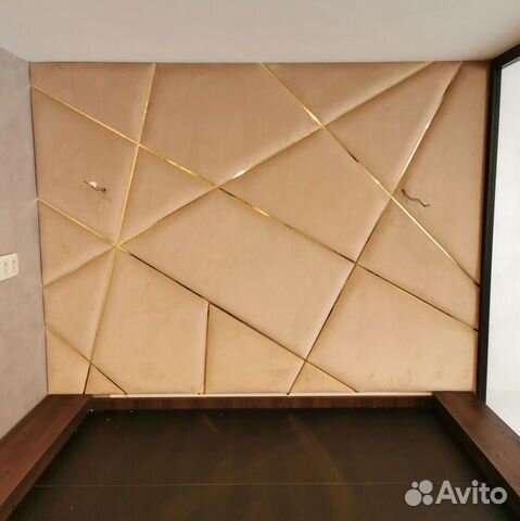Мягкие стеновые панели с латунным профилем