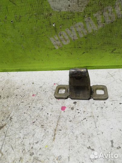 Ответная часть замка багажника бмв Е28