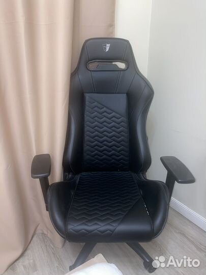 Геймерское кресло tesoro