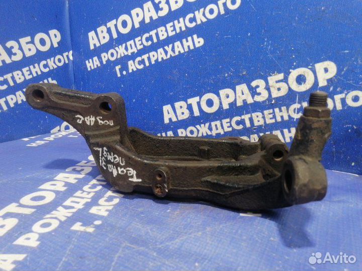 Передний левый поворотный кулак Nissan Teana J31