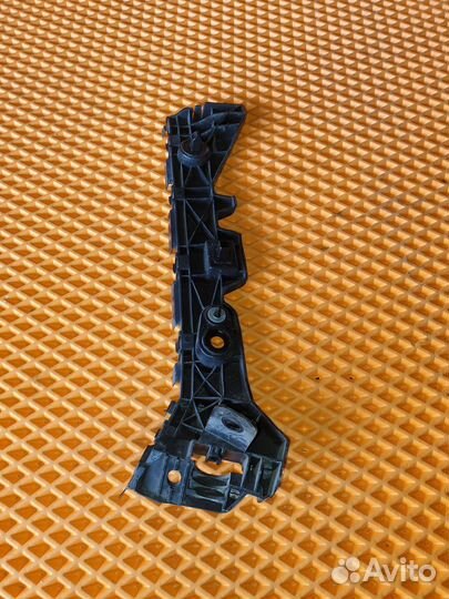 Кронштейн заднего бампера правый Mazda 3 BM