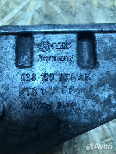 Кронштейн двигателя правый Volkswagen Transporter