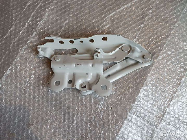 Петля капота правая Skoda Superb